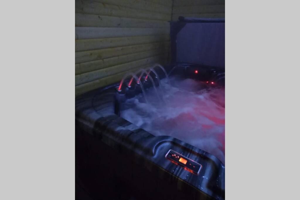 The Cottage - Hot Tub - Nr Glasgow - Self Check-In Coatbridge Exterior photo